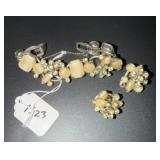 PAIR OF VINTAGE CLIP ON EARRINGS & MATCHING