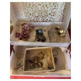 6 PAIR OF VINTAGE CLIP ON EARRINGS &......