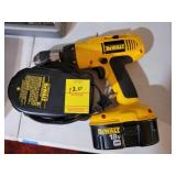 18 V DEWALT DRILL & CHARGER, 2 BATTERIES
