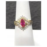 10K GOLD AND RED STONE RING - SIZE: 7 - 3.2 GRAMS