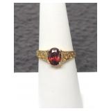 10K GOLD AND RED STONE RING - SIZE: 7 - 2.5 GRAMS