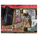 COLLECTION OF COSTUME JEWELRY: EARRINGS,