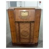 ANTIQUE SILVERTONE FLOOR MODEL RADIO -