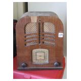 1939 PHILCO 39-70 TOMBSTONE RADIO