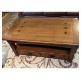 OAK MISSION STYLE COFFEE TABLE W/ LIFTED TOP &