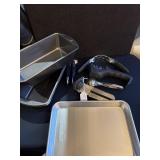 (4) NONSTICK LOAF PANS, SMALL ALUMINUM SHEET PAN..