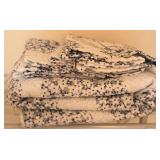 King Size Floral Quilt w/ Pillow Cases