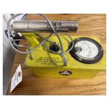 vintage Victoreen Model 6B CD V-700 radiological
