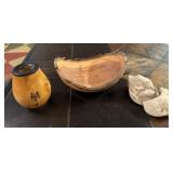 8ï¿½ hand-carved maple bowl features a distinct