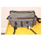 TAMRAC PROFESSIONAL CAMERA BAG