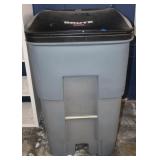 Rubbermaid Brute Trash Bin