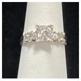STERLING SILVER WHITE STONE RING - 3.0GR -