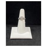 STERLING SILVER WHITE STONE RING - 3.8GR - SIZE 6
