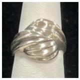 STERLING SILVER RIBBED RING - 4.5GR - SIZE 6