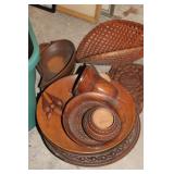 CARVED WOOD AND RATTAN SERVING Dï¿½COR