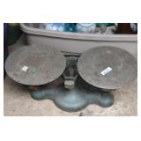 VINTAGE CAST IRON SCALE