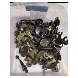 Tote full of brass pull handles & knobs