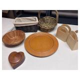 Table: Lot of storage baskets