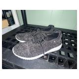 Ladies SIZE 3 casual shoes good tread