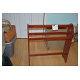 LOT CS LOT 559 WOOD  QUILT HOLDER W/ HEARTS