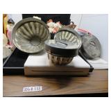 LOT B1135 ANTIQUE STEAM PUDDING MOLDS