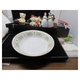 LOT B 93   9 ROUND BOWL GOLD FLORAL PATTERN