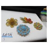 LOT S 14 STAR BURST BROOCH  GOLD TONE