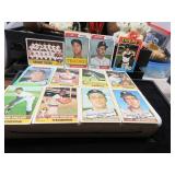 LOT B1178 1973 BASEBALL CARDS  SOME SIGNED