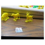 2LOT B 5 CHICKEN PIG SHEEP ROSTERS SNOPPY