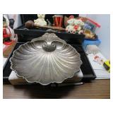 LOT CW 8 CRESCENT CLAM SHELL SERVING PLATE