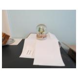 LOT EE 11 MUSIC BOX SNOW GLOBE  HUMMEL