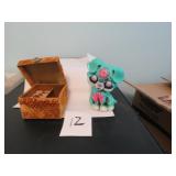 LOT EE 12 JEWLERY BOX WITH RINGS AND PIN & CAT