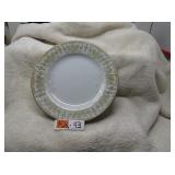LOT KK  43  4 QUEEN ANN  7 ROUND GOLD TRIM