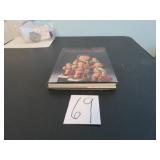 LOT EE 69 COLLECTOR MJ HUMMEL BOOK
