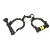 Vintage cast iron handcuffs with key/cuffs