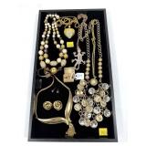 Lot, assorted gold tone fashion jewelry