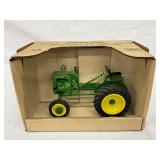1992 John Deere ï¿½LAï¿½ Tractor 1/16 Scale Die-Cast M