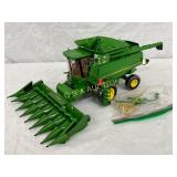 1/16 Scale John Deere S670 Combine Model with Corn