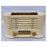 Truetone Superheterodyne Tabletop Radio in Cream E
