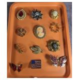 BROOCHES BOX LOT