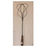 VINTAGE WIRE RUG BEATER WITH WOOD HANDLE