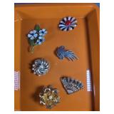 BROOCHES BOX LOT