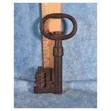 VINTAGE CAST IRON KEY