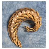 VTG. CROWN TRIFARI FAUX PEARL GOLD TONE BROOCH