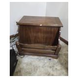 End Table w/ Magazine Rack