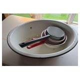 Porcelain ware and wash tub