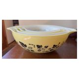 Pyrex gooseberry yellow and white nesting bowls