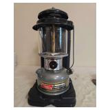 Coleman Model 295 Powerhouse Dual Fuel Lantern with Case – Marked 1/92. Gray-finish double-mantle lantern with black ventilator, clear globe, adjustable control and fitted carrying base/case.
