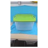 Plastic Tote with lid( No Damage)