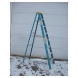 7 FT FIBERGLASS STEP LADDER